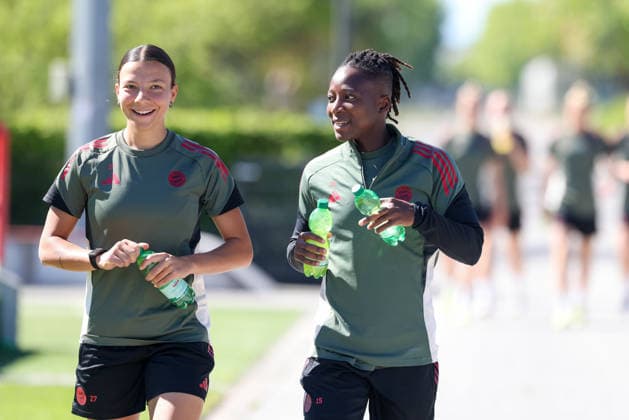 Arianna Caruso (FC Bayern Muenchen, 27) mit Bernadette Amani (FC Bayern Muenchen, 15) auf dem Weg zum Training, GER, Offizielles Abschlusstraining FC Bayern Muenchen, Fussball, UEFA Womens Champions League, Halbfinale, Rueckspiel, Saison 2025 2026, 02.05.2026, GER, Offizielles Abschlusstraining FC Bayern Muenchen, Fussball, UEFA Womens Champions League, Halbfinale, Rueckspiel, Saison 2025 2026, 02.05.2026 Muenchen Copyright: xEibner-Pressefoto JennixMaulx EP_JML