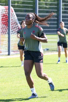 Edna Imade (FC Bayern Muenchen, 29) beim Training, GER, Offizielles Abschlusstraining FC Bayern Muenchen, Fussball, UEFA Womens Champions League, Halbfinale, Rueckspiel, Saison 2025 2026, 02.05.2026, GER, Offizielles Abschlusstraining FC Bayern Muenchen, Fussball, UEFA Womens Champions League, Halbfinale, Rueckspiel, Saison 2025 2026, 02.05.2026 Muenchen Copyright: xEibner-Pressefoto JennixMaulx EP_JML