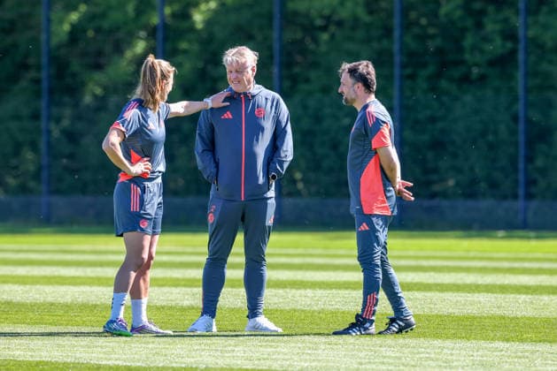 Jose Barcala (FC Bayern Muenchen, Chef-Trainer) mit Kjetil Lone (FC Bayern Muenchen, Co-Trainer) und Clara Schoene (FC Bayern Muenchen, Co-Trainerin) beim Training, GER, Offizielles Abschlusstraining FC Bayern Muenchen, Fussball, UEFA Womens Champions League, Halbfinale, Rueckspiel, Saison 2025 2026, 02.05.2026, GER, Offizielles Abschlusstraining FC Bayern Muenchen, Fussball, UEFA Womens Champions League, Halbfinale, Rueckspiel, Saison 2025 2026, 02.05.2026 Muenchen Copyright: xEibner-Pressefoto JennixMaulx EP_JML