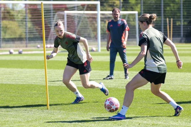 Franziska Kett (FC Bayern Muenchen, 20) mit Barbara Dunst (FC Bayern Muenchen, 28) beim Training, GER, Offizielles Abschlusstraining FC Bayern Muenchen, Fussball, UEFA Womens Champions League, Halbfinale, Rueckspiel, Saison 2025 2026, 02.05.2026, GER, Offizielles Abschlusstraining FC Bayern Muenchen, Fussball, UEFA Womens Champions League, Halbfinale, Rueckspiel, Saison 2025 2026, 02.05.2026 Muenchen Copyright: xEibner-Pressefoto JennixMaulx EP_JML