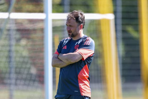Jose Barcala (FC Bayern Muenchen, Chef-Trainer) beim Training, GER, Offizielles Abschlusstraining FC Bayern Muenchen, Fussball, UEFA Womens Champions League, Halbfinale, Rueckspiel, Saison 2025 2026, 02.05.2026, GER, Offizielles Abschlusstraining FC Bayern Muenchen, Fussball, UEFA Womens Champions League, Halbfinale, Rueckspiel, Saison 2025 2026, 02.05.2026 Muenchen Copyright: xEibner-Pressefoto JennixMaulx EP_JML