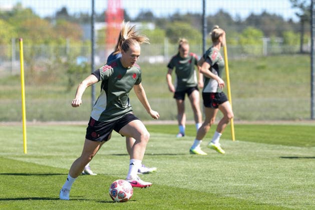 Magdalena Eriksson (FC Bayern Muenchen, 05) mit Ball beim Training, GER, Offizielles Abschlusstraining FC Bayern Muenchen, Fussball, UEFA Womens Champions League, Halbfinale, Rueckspiel, Saison 2025 2026, 02.05.2026, GER, Offizielles Abschlusstraining FC Bayern Muenchen, Fussball, UEFA Womens Champions League, Halbfinale, Rueckspiel, Saison 2025 2026, 02.05.2026 Muenchen Copyright: xEibner-Pressefoto JennixMaulx EP_JML