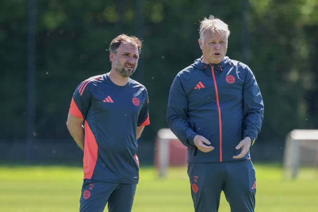 Jose Barcala (FC Bayern Muenchen, Chef-Trainer) im Gespraech mit Kjetil Lone (FC Bayern Muenchen, Co-Trainer) beim Training, GER, Offizielles Abschlusstraining FC Bayern Muenchen, Fussball, UEFA Womens Champions League, Halbfinale, Rueckspiel, Saison 2025 2026, 02.05.2026, GER, Offizielles Abschlusstraining FC Bayern Muenchen, Fussball, UEFA Womens Champions League, Halbfinale, Rueckspiel, Saison 2025 2026, 02.05.2026 Muenchen Copyright: xEibner-Pressefoto JennixMaulx EP_JML