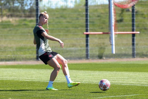 Giulia Gwinn (FC Bayern Muenchen, 07) mit Ball beim Training, GER, Offizielles Abschlusstraining FC Bayern Muenchen, Fussball, UEFA Womens Champions League, Halbfinale, Rueckspiel, Saison 2025 2026, 02.05.2026, GER, Offizielles Abschlusstraining FC Bayern Muenchen, Fussball, UEFA Womens Champions League, Halbfinale, Rueckspiel, Saison 2025 2026, 02.05.2026 Muenchen Copyright: xEibner-Pressefoto JennixMaulx EP_JML