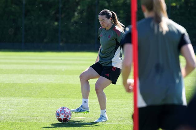 Vanessa Gilles (FC Bayern Muenchen, 02) mit Ball beim Training, GER, Offizielles Abschlusstraining FC Bayern Muenchen, Fussball, UEFA Womens Champions League, Halbfinale, Rueckspiel, Saison 2025 2026, 02.05.2026, GER, Offizielles Abschlusstraining FC Bayern Muenchen, Fussball, UEFA Womens Champions League, Halbfinale, Rueckspiel, Saison 2025 2026, 02.05.2026 Muenchen Copyright: xEibner-Pressefoto JennixMaulx EP_JML