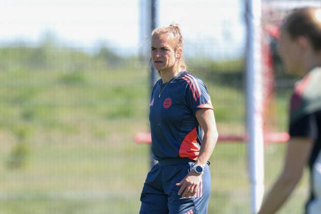Clara Schoene (FC Bayern Muenchen, Co-Trainerin) beim Training, GER, Offizielles Abschlusstraining FC Bayern Muenchen, Fussball, UEFA Womens Champions League, Halbfinale, Rueckspiel, Saison 2025 2026, 02.05.2026, GER, Offizielles Abschlusstraining FC Bayern Muenchen, Fussball, UEFA Womens Champions League, Halbfinale, Rueckspiel, Saison 2025 2026, 02.05.2026 Muenchen Copyright: xEibner-Pressefoto JennixMaulx EP_JML