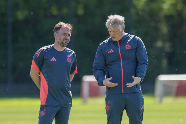 Jose Barcala (FC Bayern Muenchen, Chef-Trainer) im Gespraech mit Kjetil Lone (FC Bayern Muenchen, Co-Trainer) beim Training, GER, Offizielles Abschlusstraining FC Bayern Muenchen, Fussball, UEFA Womens Champions League, Halbfinale, Rueckspiel, Saison 2025 2026, 02.05.2026, GER, Offizielles Abschlusstraining FC Bayern Muenchen, Fussball, UEFA Womens Champions League, Halbfinale, Rueckspiel, Saison 2025 2026, 02.05.2026 Muenchen Copyright: xEibner-Pressefoto JennixMaulx EP_JML