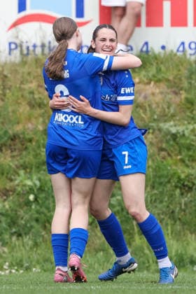 v.li.: Torschützin Laura Bröring (SV Meppen, 6) und Marie Bleil (SV Meppen, 7) mit Torjubel, Jubel, jubeln, jubelt, optimistisch, Spielszene, Highlight, Freude über das Tor zum 2:0, DIE DFB-RICHTLINIEN UNTERSAGEN JEGLICHE NUTZUNG VON FOTOS ALS SEQUENZBILDER UND ODER VIDEOÄHNLICHE FOTOSTRECKEN. DFB REGULATIONS PROHIBIT ANY USE OF PHOTOGRAPHS AS IMAGE SEQUENCES AND OR QUASI-VIDEO., 03.05.2026, Meppen (Deutschland), Fussball, 2. Frauen-Bundesliga, SV Meppen - FC Ingolstadt 04