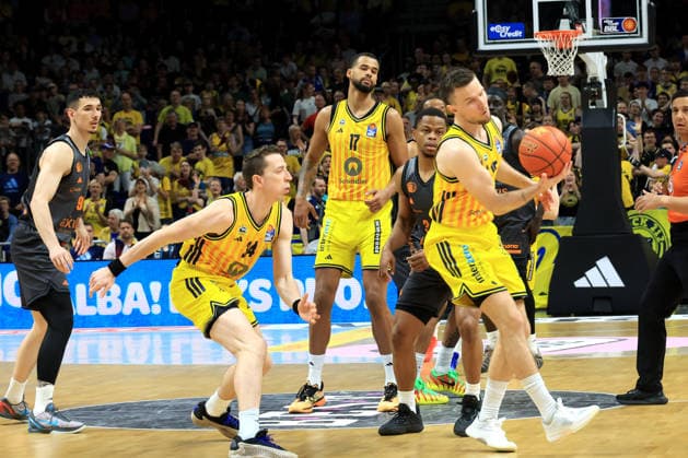 DEU, easyCredit BBL, ALBA vs. Chemnitz, 03.05.2026, Uber-Arena, Berlin, DEU, easyCredit BBL, ALBA vs. Chemnitz, im Bild Martin Hermannsson (ALBA Berlin 15), Eric Washington (Chemnitz 33)