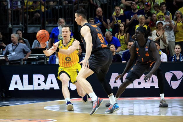 DEU, easyCredit BBL, ALBA vs. Chemnitz, 03.05.2026, Uber-Arena, Berlin, DEU, easyCredit BBL, ALBA vs. Chemnitz, im Bild Justin Bean (ALBA Berlin 34), Yordan Minchev (Chemnitz 91)