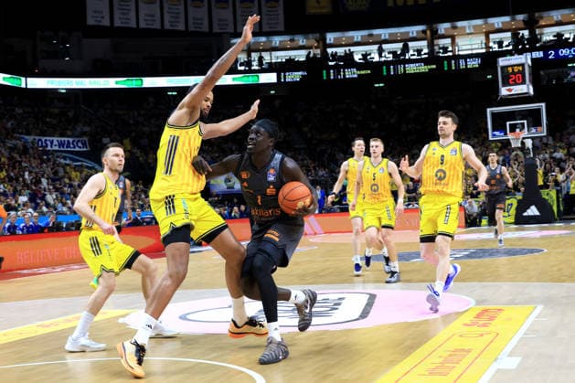 DEU, easyCredit BBL, ALBA vs. Chemnitz, 03.05.2026, Uber-Arena, Berlin, DEU, easyCredit BBL, ALBA vs. Chemnitz, im Bild Norris Agbakoko (ALBA Berlin 17), Martin Hermannsson (ALBA Berlin 15), Aher Uguak (Chemnitz 1)