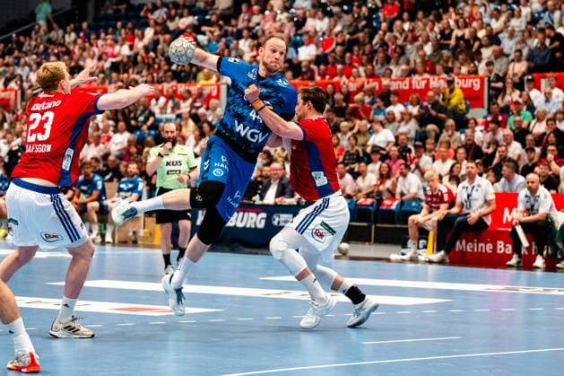03.05.2026, xdobgx, Handball Daikin HBL, Handball Verein Hamburg HSV - TVB Stuttgart v.l. Lenny Rubin (TVB Stuttgart, 44) beim Wurf, in action, throwing, Andreas Magaard (Handball Sport Verein Hamburg, 4) Zweikampf, Duell, Kampf, tackle Hamburg
