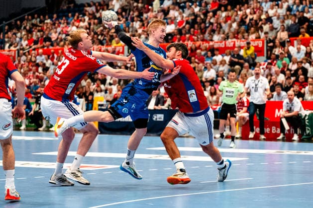 03.05.2026, xdobgx, Handball Daikin HBL, Handball Verein Hamburg HSV - TVB Stuttgart v.l. Einar Olafsson (Handball Sport Verein Hamburg, 23), Torben Matzken (TVB Stuttgart, 22) beim Wurf, in action, throwing, Jacob Lassen (Handball Sport Verein Hamburg, 9) Zweikampf, Duell, Kampf, tackle Hamburg