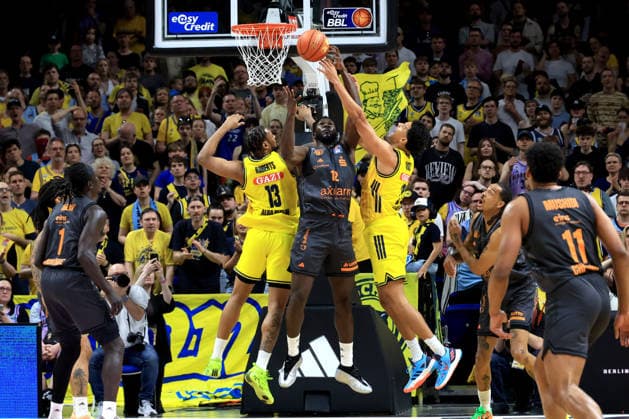 DEU, easyCredit BBL, ALBA vs. Chemnitz, 03.05.2026, Uber-Arena, Berlin, DEU, easyCredit BBL, ALBA vs. Chemnitz, im Bild J Wan Roberts (ALBA Berlin 13), Michael Rataj (ALBA Berlin 21), Amadou Sow (Chemnitz 12)
