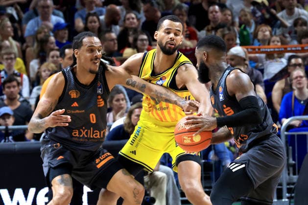 DEU, easyCredit BBL, ALBA vs. Chemnitz, 03.05.2026, Uber-Arena, Berlin, DEU, easyCredit BBL, ALBA vs. Chemnitz, im Bild Norris Agbakoko (ALBA Berlin 17), Kevin Yebo (Chemnitz 0), Corey Davis (Chemnitz 5)