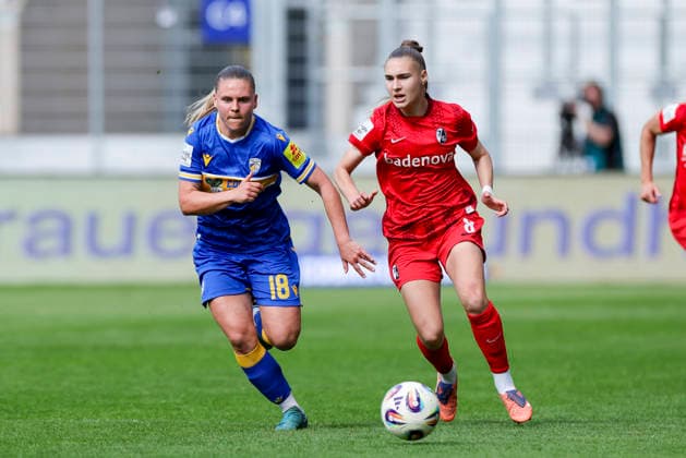 Lara Schenk (FC Carl Zeiss Jena) und Alena Bienz (SC Freiburg) kaempfen um den Ball, Google Pixel Frauen-Bundesliga, FC Carl Zeiss Jena v SC Freiburg, ad hoc Arena am 03. May 2026 in Jena, Deutschland. (Foto von Marco Steinbrenner DeFodi Images) Lara Schenk (FC Carl Zeiss Jena) und Alena Bienz (SC Freiburg) battle for the ball, Google Pixel Frauen-Bundesliga, FC Carl Zeiss Jena v SC Freiburg, ad hoc Arena, May 3, 2026 in Jena, Germany. (Photo by Marco Steinbrenner DeFodi Images) DFB DFL REGULATIONS PROHIBIT ANY USE OF PHOTOGRAPHS AS IMAGE SEQUENCES AND OR QUASI-VIDEO. -
