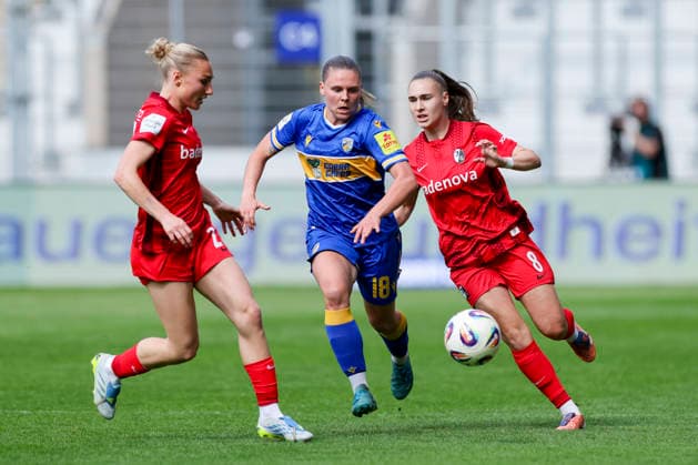 Sophie Nachtigall (SC Freiburg), Lara Schenk (FC Carl Zeiss Jena) und Alena Bienz (SC Freiburg) kaempfen um den Ball, Google Pixel Frauen-Bundesliga, FC Carl Zeiss Jena v SC Freiburg, ad hoc Arena am 03. May 2026 in Jena, Deutschland. (Foto von Marco Steinbrenner DeFodi Images) Sophie Nachtigall (SC Freiburg), Lara Schenk (FC Carl Zeiss Jena) und Alena Bienz (SC Freiburg) battle for the ball, Google Pixel Frauen-Bundesliga, FC Carl Zeiss Jena v SC Freiburg, ad hoc Arena, May 3, 2026 in Jena, Germany. (Photo by Marco Steinbrenner DeFodi Images) DFB DFL REGULATIONS PROHIBIT ANY USE OF PHOTOGRAPHS AS IMAGE SEQUENCES AND OR QUASI-VIDEO. -