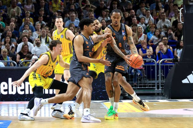 DEU, easyCredit BBL, ALBA vs. Chemnitz, 03.05.2026, Uber-Arena, Berlin, DEU, easyCredit BBL, ALBA vs. Chemnitz, im Bild Alex OÕConnell (ALBA Berlin 3), Justin Bean (ALBA Berlin 34), Norris Agbakoko (ALBA Berlin 17), Kostja Mushidi, Kevin Yebo (Chemnitz 0)