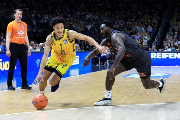 DEU, easyCredit BBL, ALBA vs. Chemnitz, 03.05.2026, Uber-Arena, Berlin, DEU, easyCredit BBL, ALBA vs. Chemnitz, im Bild Jack Kayil( ALBA Berlin 7), Amadou Sow (Chemnitz 12)
