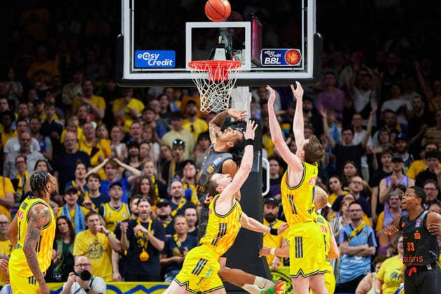 Kevin Yebo (Niners Chemnitz, 00), Justin Bean (Alba Berlin, 34), Moses Wood (Alba Berlin, 11), GER, ALBA Berlin vs. Chemnitz 99ers, Basketball Herren, easy Credit BBL, Saison 2025 2026, 32. Spieltag, 03.05.2026 GER, ALBA Berlin vs. Chemnitz 99ers, Basketball Herren, easy Credit BBL, Saison 2025 2026, 32. Spieltag, 03.05.2026 Berlin