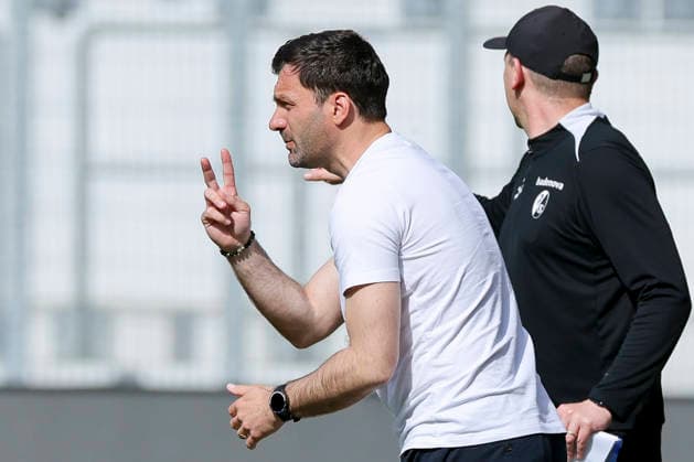 Trainer Edmond Kapllani (SC Freiburg) gestikuliert, Google Pixel Frauen-Bundesliga, FC Carl Zeiss Jena v SC Freiburg, ad hoc Arena am 03. May 2026 in Jena, Deutschland. (Foto von Marco Steinbrenner DeFodi Images) Trainer Edmond Kapllani (SC Freiburg) gestures, Google Pixel Frauen-Bundesliga, FC Carl Zeiss Jena v SC Freiburg, ad hoc Arena, May 3, 2026 in Jena, Germany. (Photo by Marco Steinbrenner DeFodi Images) DFB DFL REGULATIONS PROHIBIT ANY USE OF PHOTOGRAPHS AS IMAGE SEQUENCES AND OR QUASI-VIDEO. -