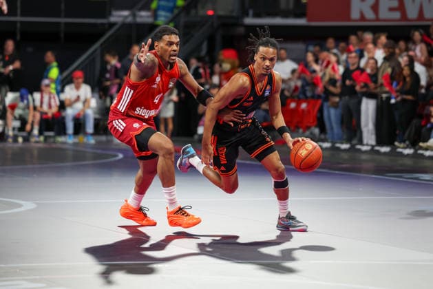 Alonzo Verge Jr. (RASTA Vechta, 11) im Duell mit Xavier Rathan-Mayes (FC Bayern Basketball, 04), GER, FC Bayern Basketball vs. Rasta Vechta, Basketball, easycredit Basketball Bundesliga, 32. Spieltag, Saison 2025 2026, 03.05.2026, GER, FC Bayern Basketball vs. Rasta Vechta, Basketball, easycredit Basketball Bundesliga, 32. Spieltag, Saison 2025 2026, 03.05.2026 Muenchen Copyright: xEibner-Pressefoto JennixMaulx EP_JML