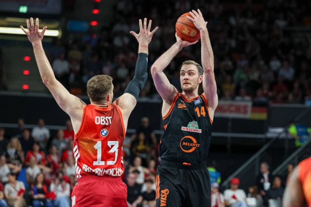 Philipp Herkenhoff (RASTA Vechta, 14) mit Andreas Obst (FC Bayern Basketball, 13), GER, FC Bayern Basketball vs. Rasta Vechta, Basketball, easycredit Basketball Bundesliga, 32. Spieltag, Saison 2025 2026, 03.05.2026, GER, FC Bayern Basketball vs. Rasta Vechta, Basketball, easycredit Basketball Bundesliga, 32. Spieltag, Saison 2025 2026, 03.05.2026 Muenchen Copyright: xEibner-Pressefoto JennixMaulx EP_JML