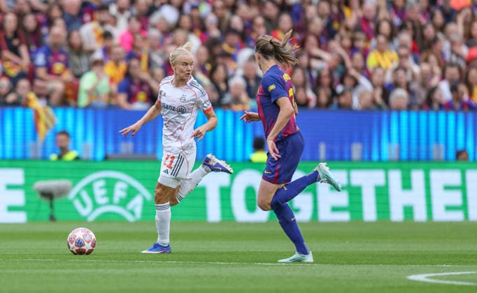 ESP, Barcelona, FC Barcelona, Barca vs FC Bayern München, Women s Champions League, Fussball, UEFA, Spielzeit 2025 2026, Camp Nou, Halbfinale, Rückspiel im Bild v.l.: Pernille Harder (Bayern München 21), Irene Paredes (FC Barcelona 2) DFB DFL REGULATIONS PROHIBIT ANY USE OF PHOTOGRAPHS AS IMAGE SEQUENCES AND OR QUASI-VIDEO, 03.05.2026 Copyright: HMBxMedia HendrikxHamelau