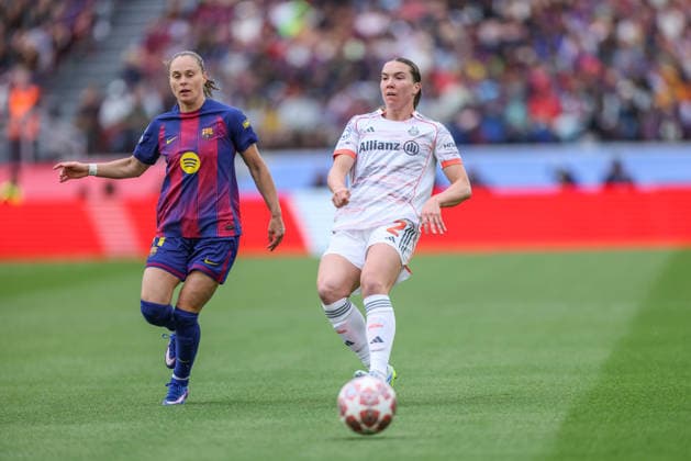 ESP, Barcelona, FC Barcelona, Barca vs FC Bayern München, Women s Champions League, Fussball, UEFA, Spielzeit 2025 2026, Camp Nou, Halbfinale, Rückspiel im Bild v.l.: Ewa Pajor (FC Barcelona 17), Vanessa Gilles (Bayern München 2) DFB DFL REGULATIONS PROHIBIT ANY USE OF PHOTOGRAPHS AS IMAGE SEQUENCES AND OR QUASI-VIDEO, 03.05.2026 Copyright: HMBxMedia HendrikxHamelau