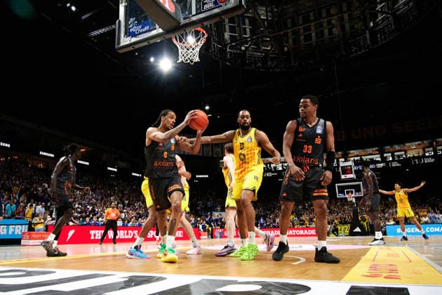 Kevin Yebo (Niners Chemnitz, 00), J?Wan Roberts (Alba Berlin, 13), Eric Washington (Niners Chemnitz, 33), GER, ALBA Berlin vs. Chemnitz 99ers, Basketball Herren, easy Credit BBL, Saison 2025 2026, 32. Spieltag, 03.05.2026 GER, ALBA Berlin vs. Chemnitz 99ers, Basketball Herren, easy Credit BBL, Saison 2025 2026, 32. Spieltag, 03.05.2026 Berlin