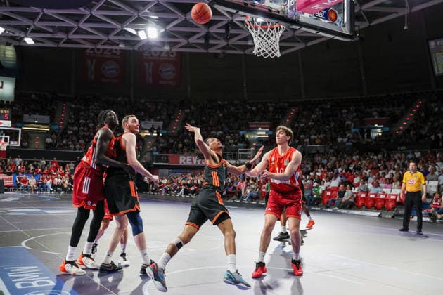 Alonzo Verge Jr. (RASTA Vechta, 11) mit Justinian Jessup (FC Bayern Basketball, 10), GER, FC Bayern Basketball vs. Rasta Vechta, Basketball, easycredit Basketball Bundesliga, 32. Spieltag, Saison 2025 2026, 03.05.2026, GER, FC Bayern Basketball vs. Rasta Vechta, Basketball, easycredit Basketball Bundesliga, 32. Spieltag, Saison 2025 2026, 03.05.2026 Muenchen Copyright: xEibner-Pressefoto JennixMaulx EP_JML
