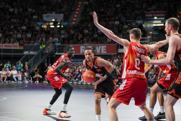 Alonzo Verge Jr. (RASTA Vechta, 11) mit Justinian Jessup (FC Bayern Basketball, 10) und Wenyen Gabriel (FC Bayern Basketball, 32), GER, FC Bayern Basketball vs. Rasta Vechta, Basketball, easycredit Basketball Bundesliga, 32. Spieltag, Saison 2025 2026, 03.05.2026, GER, FC Bayern Basketball vs. Rasta Vechta, Basketball, easycredit Basketball Bundesliga, 32. Spieltag, Saison 2025 2026, 03.05.2026 Muenchen Copyright: xEibner-Pressefoto JennixMaulx EP_JML