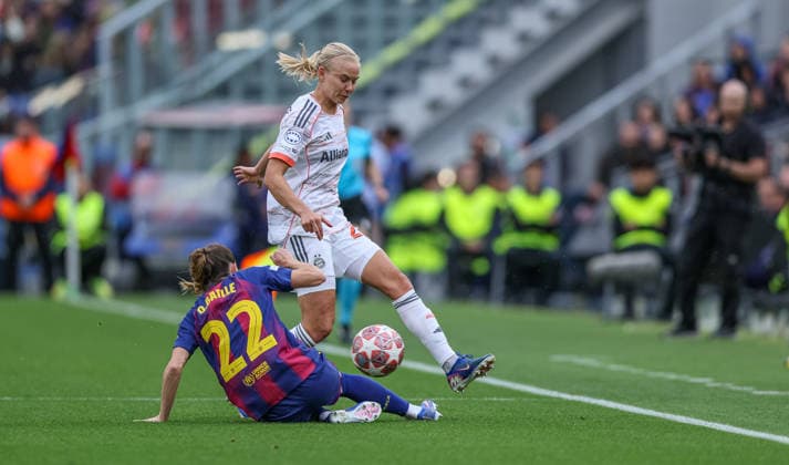ESP, Barcelona, FC Barcelona, Barca vs FC Bayern München, Women s Champions League, Fussball, UEFA, Spielzeit 2025 2026, Camp Nou, Halbfinale, Rückspiel im Bild v.l.: Ona Batlle (FC Barcelona 22), Pernille Harder (Bayern München 21) DFB DFL REGULATIONS PROHIBIT ANY USE OF PHOTOGRAPHS AS IMAGE SEQUENCES AND OR QUASI-VIDEO, 03.05.2026 Copyright: HMBxMedia HendrikxHamelau