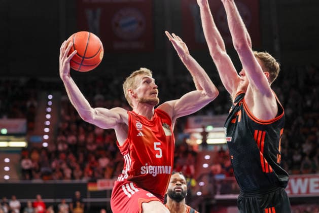 Niels Giffey (FC Bayern Basketball, 05) mit Ball mit Lars Thiemann (RASTA Vechta, 21), GER, FC Bayern Basketball vs. Rasta Vechta, Basketball, easycredit Basketball Bundesliga, 32. Spieltag, Saison 2025 2026, 03.05.2026, GER, FC Bayern Basketball vs. Rasta Vechta, Basketball, easycredit Basketball Bundesliga, 32. Spieltag, Saison 2025 2026, 03.05.2026 Muenchen Copyright: xEibner-Pressefoto JennixMaulx EP_JML