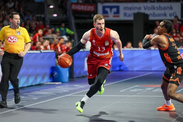 Andreas Obst (FC Bayern Basketball, 13) mit Malik Parsons (RASTA Vechta, 03), GER, FC Bayern Basketball vs. Rasta Vechta, Basketball, easycredit Basketball Bundesliga, 32. Spieltag, Saison 2025 2026, 03.05.2026, GER, FC Bayern Basketball vs. Rasta Vechta, Basketball, easycredit Basketball Bundesliga, 32. Spieltag, Saison 2025 2026, 03.05.2026 Muenchen Copyright: xEibner-Pressefoto JennixMaulx EP_JML