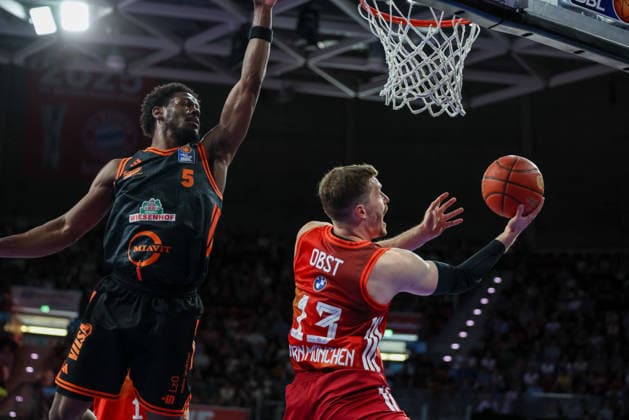 Andreas Obst (FC Bayern Basketball, 13) mit Ball am Korb mit TJ Bamba (RASTA Vechta, 05), GER, FC Bayern Basketball vs. Rasta Vechta, Basketball, easycredit Basketball Bundesliga, 32. Spieltag, Saison 2025 2026, 03.05.2026, GER, FC Bayern Basketball vs. Rasta Vechta, Basketball, easycredit Basketball Bundesliga, 32. Spieltag, Saison 2025 2026, 03.05.2026 Muenchen Copyright: xEibner-Pressefoto JennixMaulx EP_JML