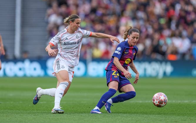 ESP, Barcelona, FC Barcelona, Barca vs FC Bayern München, Women s Champions League, Fussball, UEFA, Spielzeit 2025 2026, Camp Nou, Halbfinale, Rückspiel im Bild v.l.: Klara Bühl (Bayern München 17), Ona Batlle (FC Barcelona 22) DFB DFL REGULATIONS PROHIBIT ANY USE OF PHOTOGRAPHS AS IMAGE SEQUENCES AND OR QUASI-VIDEO, 03.05.2026 Copyright: HMBxMedia HendrikxHamelau