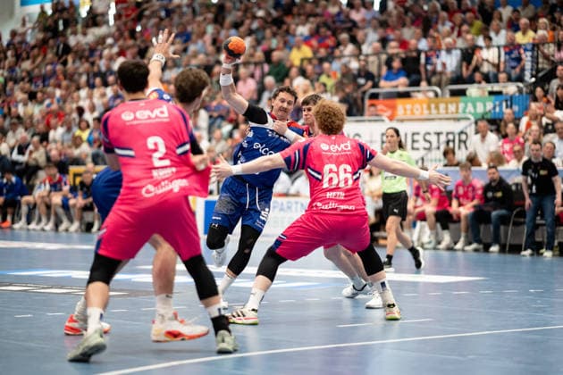 Mex Raguse (HBW Balingen Weilstetten, 06), gegen Julius Hein (TSV Bayer Dormagen, 66), HBW Balingen Weilstetten vs. TSV Bayer Dormagen, Handball, 2. Bundesliga, 30. Spieltag, Saison 2025 2026, 03.05.2026, Eibner-Pressefoto Andreas Ulmer HBW Balingen Weilstetten vs. TSV Bayer Dormagen, Handball, 2. Bundesliga, 30. Spieltag, Saison 2025 2026, 03.05.2026, Balingen Copyright: xEibner-Pressefoto AndreasxUlmerx EP_AUR