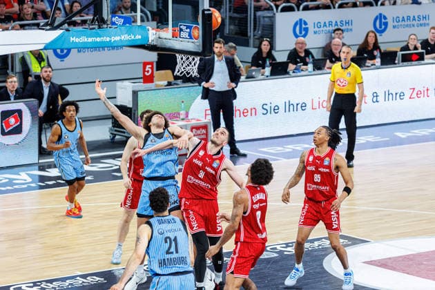 Zacharie Perrin (Hamburg Towers, 52), Daniel Keppeler (BMA365 Bamberg Baskets, 31), Demarcus Demonia (BMA365 Bamberg Baskets, 08), Austin Crowley (BMA365 Bamberg Baskets, 85), BMA365 Bamberg Baskets vs. Veolia Towers Hamburg, Basketball, easyCredit BBL, 32. Spieltag, 03.05.2026 BMA365 Bamberg Baskets vs. Veolia Towers Hamburg, Basketball, easyCredit BBL, 32. Spieltag, 03.05.2026 Bamberg Copyright: xEibner-Pressefoto G.xSantemizx EP_EER