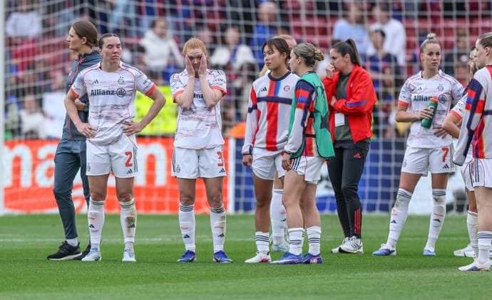 ESP, Barcelona, FC Barcelona, Barca vs FC Bayern München, Women s Champions League, Fussball, UEFA, Spielzeit 2025 2026, Camp Nou, Halbfinale, Rückspiel im Bild: Trauer und Frust, Emotionen nach der Niederlage bei den FC Bayern Frauen, Vanessa Gilles (Bayern München 2), Stine Ballisager (Bayern München 3), Momoko Tanikawa (Bayern München 18) DFB DFL REGULATIONS PROHIBIT ANY USE OF PHOTOGRAPHS AS IMAGE SEQUENCES AND OR QUASI-VIDEO, 03.05.2026 Copyright: HMBxMedia HendrikxHamelau