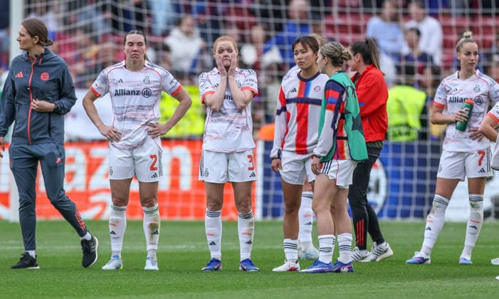 ESP, Barcelona, FC Barcelona, Barca vs FC Bayern München, Women s Champions League, Fussball, UEFA, Spielzeit 2025 2026, Camp Nou, Halbfinale, Rückspiel im Bild: Trauer und Frust, Emotionen nach der Niederlage bei den FC Bayern Frauen, Vanessa Gilles (Bayern München 2), Stine Ballisager (Bayern München 3), Momoko Tanikawa (Bayern München 18) DFB DFL REGULATIONS PROHIBIT ANY USE OF PHOTOGRAPHS AS IMAGE SEQUENCES AND OR QUASI-VIDEO, 03.05.2026 Copyright: HMBxMedia HendrikxHamelau