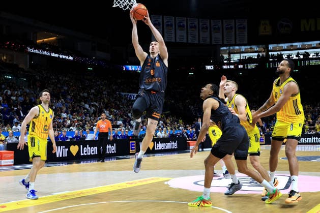 DEU, easyCredit BBL, ALBA vs. Chemnitz, 03.05.2026, Uber-Arena, Berlin, DEU, easyCredit BBL, ALBA vs. Chemnitz, im Bild Sam Griesel (ALBA Berlin 5), Norris Agbakoko (ALBA Berlin 17), Yordan Minchev (Chemnitz 91), Kevin Yebo (Chemnitz 0)