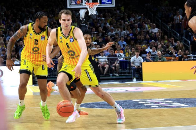 DEU, easyCredit BBL, ALBA vs. Chemnitz, 03.05.2026, Uber-Arena, Berlin, DEU, easyCredit BBL, ALBA vs. Chemnitz, im Bild MALTE DELOW (ALBA Berlin 6), J Wan Roberts (ALBA Berlin 13)