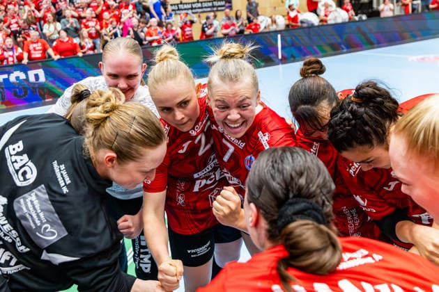 03.05.2026, GER, Handball, Frauen, Saison 2025 2026, Alsco 1.Bl, PlayOff Halbfinale Spiel 2, Thueringer HC - HSG Blomberg-Lippe der Thueringer HC gewinnt das Heimspiel der PlayOff Halbfinalserie gegen HSG Blomberg-Lippe. Somit steht es nach Spielen 1:1. Mit im Bild Laura Kuske (Thueringer HC,11), Rikke Hoffbeck Petersen (Thueringer HC,22), Lotta Heider (Thueringer HC,7) 99947 Bad Langensalza Salza Halle Sporthalle Mehrz Thüringen Deutschland