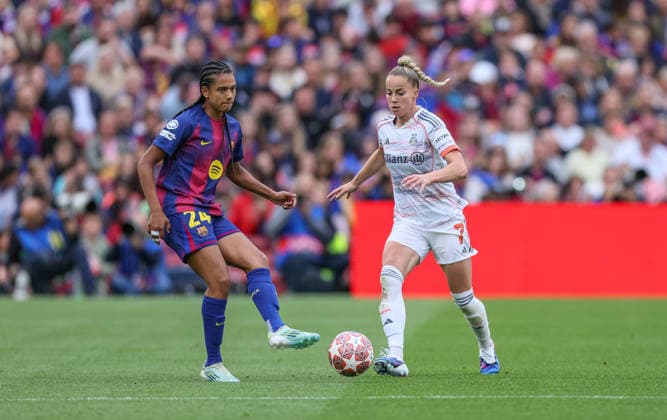 ESP, Barcelona, FC Barcelona, Barca vs FC Bayern München, Women s Champions League, Fussball, UEFA, Spielzeit 2025 2026, Camp Nou, Halbfinale, Rückspiel im Bild v.l.: Esmee Brugts (FC Barcelona 24), Giulia Gwinn (Bayern München 7) DFB DFL REGULATIONS PROHIBIT ANY USE OF PHOTOGRAPHS AS IMAGE SEQUENCES AND OR QUASI-VIDEO, 03.05.2026 Copyright: HMBxMedia HendrikxHamelau