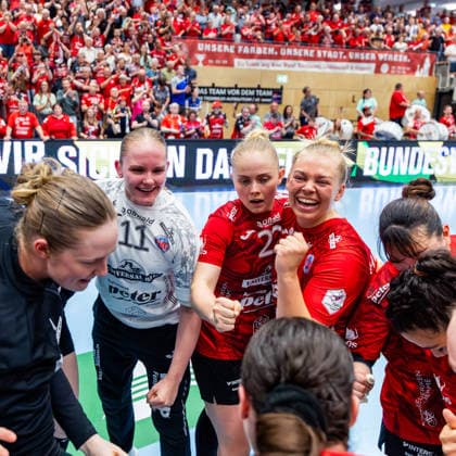 03.05.2026, GER, Handball, Frauen, Saison 2025 2026, Alsco 1.Bl, PlayOff Halbfinale Spiel 2, Thueringer HC - HSG Blomberg-Lippe der Thueringer HC gewinnt das Heimspiel der PlayOff Halbfinalserie gegen HSG Blomberg-Lippe. Somit steht es nach Spielen 1:1. Mit im Bild Christina Loevgren Hallberg (Thueringer HC,1), Laura Kuske (Thueringer HC,11), Rikke Hoffbeck Petersen (Thueringer HC,22), Lotta Heider (Thueringer HC,7) 99947 Bad Langensalza Salza Halle Sporthalle Mehrz Thüringen Deutschland