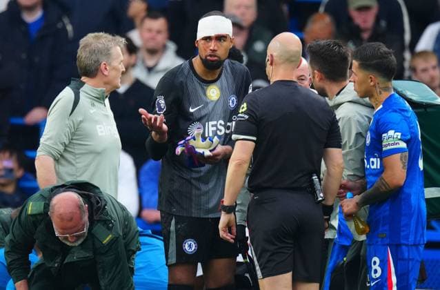 Chelsea goalkeeper Robert Sanchez is forced off injured Chelsea v Nottingham Forest, Premier League, Football, Stamford Bridge, London , UK - 04 May 2026London Stamford Bridge United Kingdom EDITORIAL USE ONLY No use with unauthorised audio, video, data, fixture lists, club league logos or live services. Online in-match use limited to 120 images, no video emulation. No use in betting, games or single club league player publications. Copyright: xJavierxGarcia Shutterstockx 16854610bd