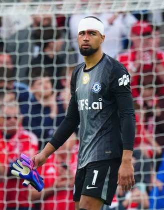 Chelsea goalkeeper Robert Sanchez is forced off injured Chelsea v Nottingham Forest, Premier League, Football, Stamford Bridge, London , UK - 04 May 2026London Stamford Bridge United Kingdom EDITORIAL USE ONLY No use with unauthorised audio, video, data, fixture lists, club league logos or live services. Online in-match use limited to 120 images, no video emulation. No use in betting, games or single club league player publications. Copyright: xJavierxGarcia Shutterstockx 16854610bh