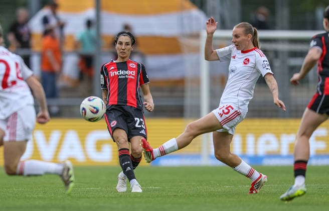 GER, Frankfurt, Eintracht Frankfurt vs FC Nürnberg, Google Pixel Bundesliga, Fussball, DFB, Spielzeit 2025 2026, Stadion am Brentanobad, 24. Spieltag im Bild v.l.: Sara Doorsoun (Eintracht Frankfurt Frauen 23), Emöke Papai (1. FC Nürnberg Frauen 15) DFB DFL REGULATIONS PROHIBIT ANY USE OF PHOTOGRAPHS AS IMAGE SEQUENCES AND OR QUASI-VIDEO, 04.05.2026 Copyright: HMBxMedia HendrikxHamelau