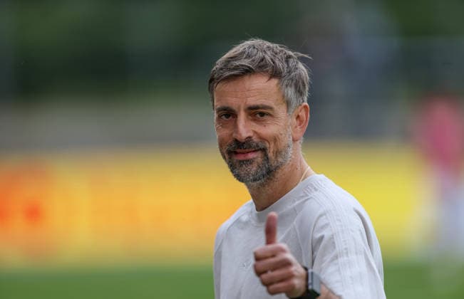 GER, Frankfurt, Eintracht Frankfurt vs FC Nürnberg, Google Pixel Bundesliga, Fussball, DFB, Spielzeit 2025 2026, Stadion am Brentanobad, 24. Spieltag im Bild: Niko Arnautis (Trainer Eintracht Frankfurt Frauen), Daumen hoch DFB DFL REGULATIONS PROHIBIT ANY USE OF PHOTOGRAPHS AS IMAGE SEQUENCES AND OR QUASI-VIDEO, 04.05.2026 Copyright: HMBxMedia HendrikxHamelau